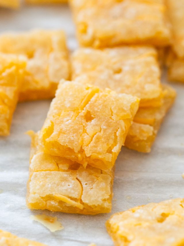 cropped-sourdough-cheddar-crackers-cut-into-shapes-5.jpg
