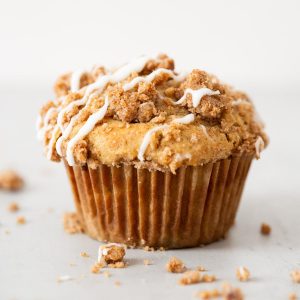apple crumble muffins with cinnamon and butter