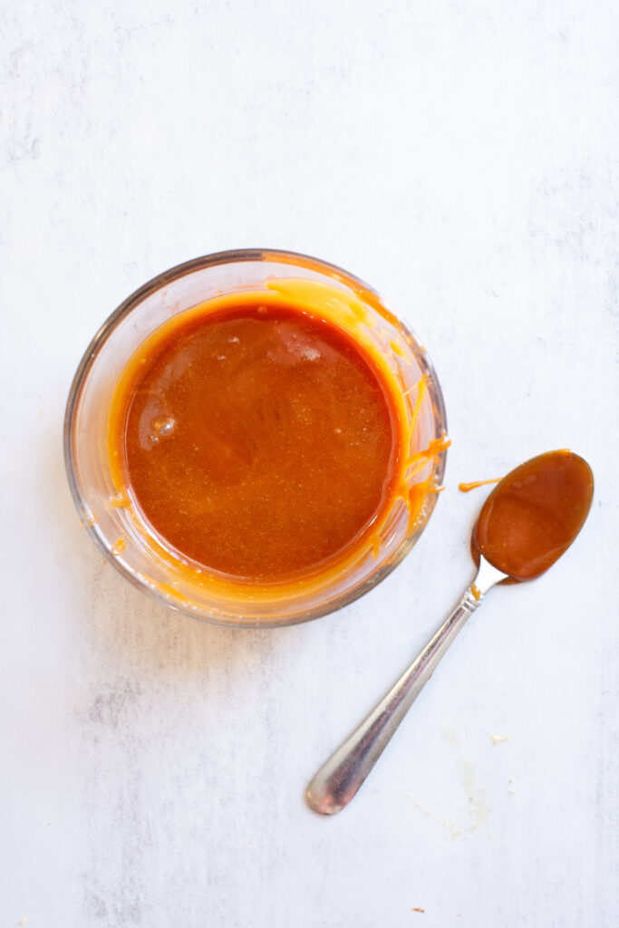 caramel sauch in a cup